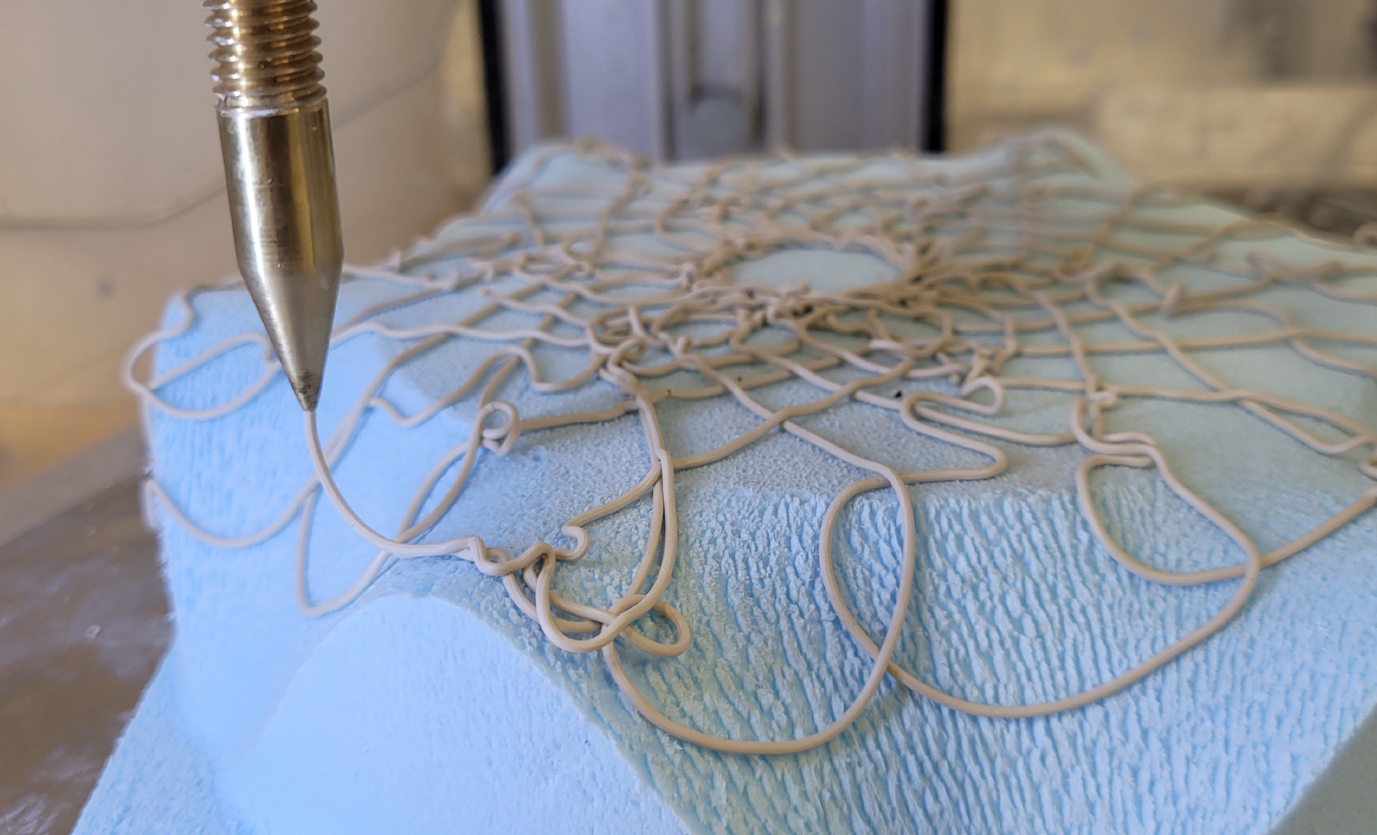 3D-printer opbygger et keramisk emne lag for lag.