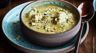Suppeskål i keramik med grøn suppe