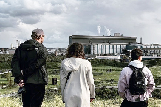 students looking at industry