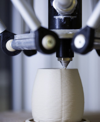 3D-printer opbygger et keramisk emne lag for lag.