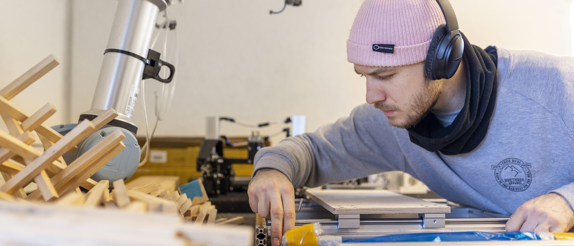 Mandlig studerende arbejder ved en maskine