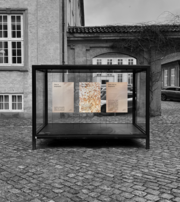 Udstillingsskab med tre plakater i jordfarver (Mock-up)