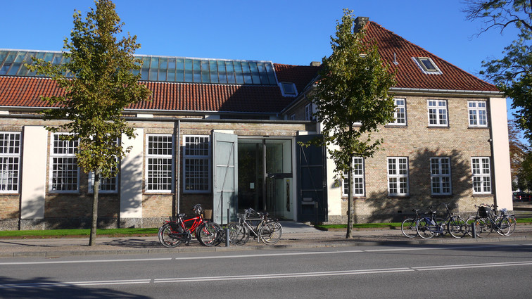 Hovedindgangen til Det Kongelige Akademis bibliotek på Holmen