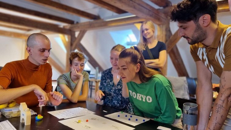 Studerende arbejder med analoge prototyper