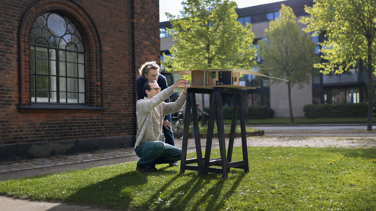 Studerende arbejder med arkitekturmodel
