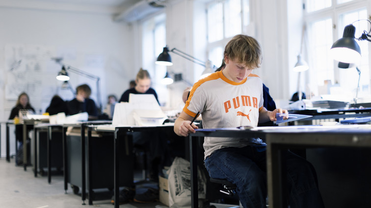 Studerende ved tegneborde