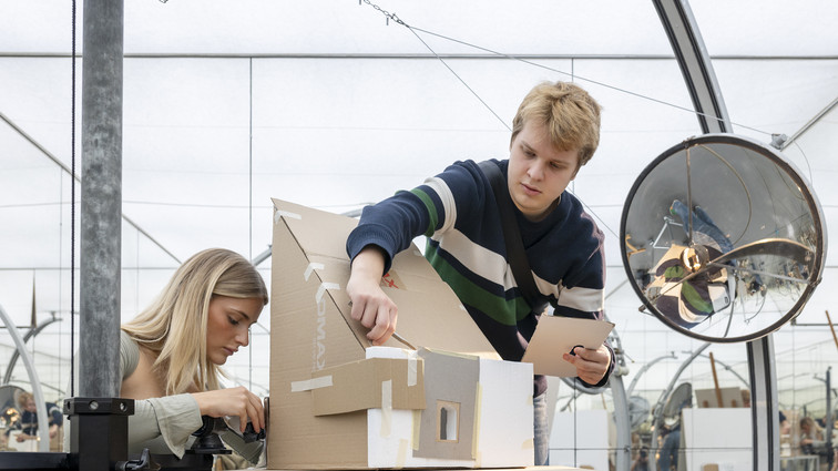 Studerende arbejder med arkitekturmodel i lyslaboratorium