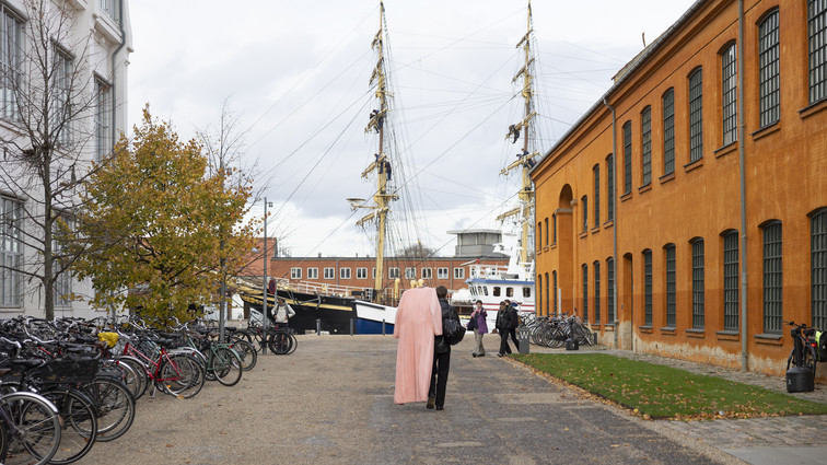 Campus Holmen, skib i baggrunden, orange bygning til højre. 