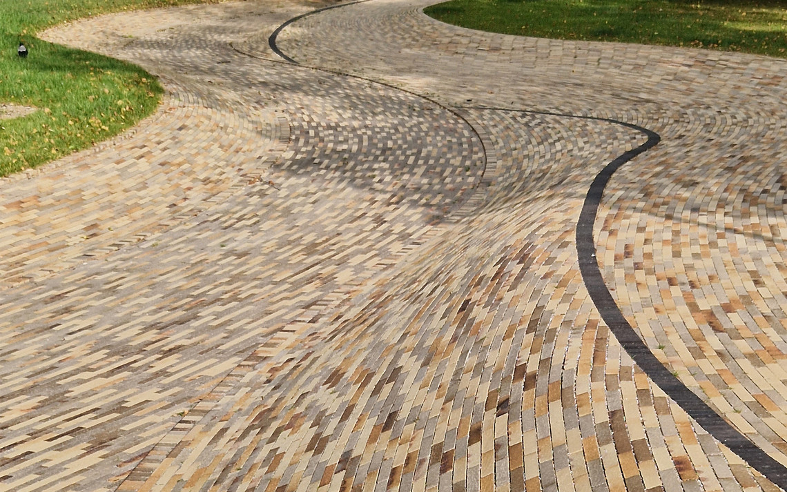 Meandering brick trench at Karens Minde Aksen, Schønherr (2023)