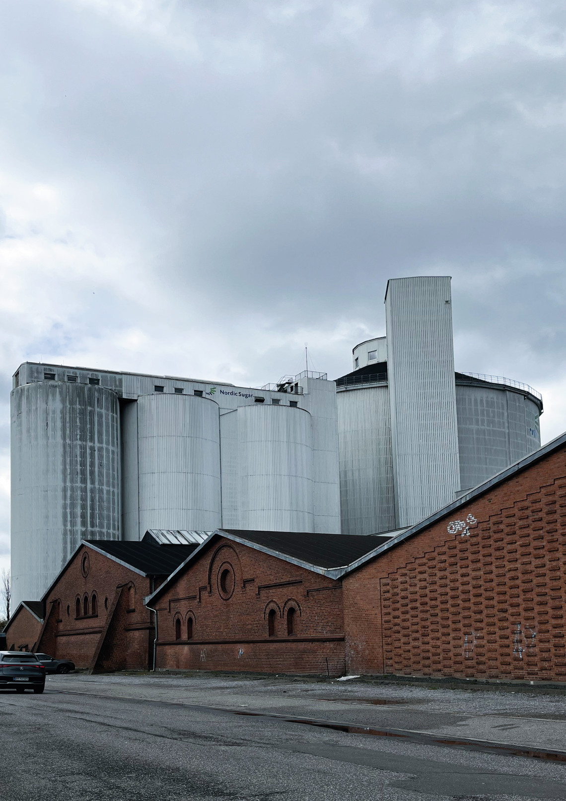 Canteen and warehouse in front of the silo