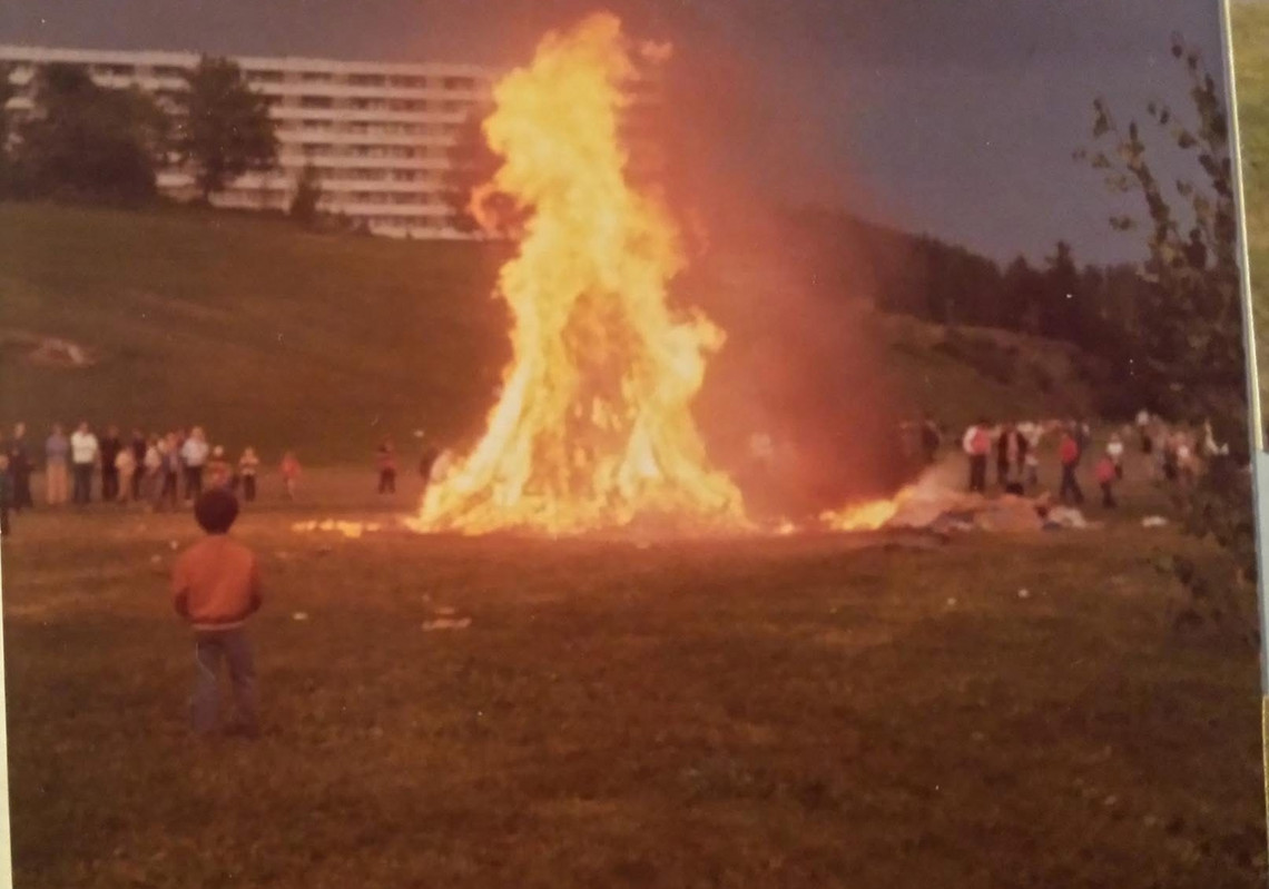 Haugenstua - Sankthansbål der hvor det i dag står verdens største lampe