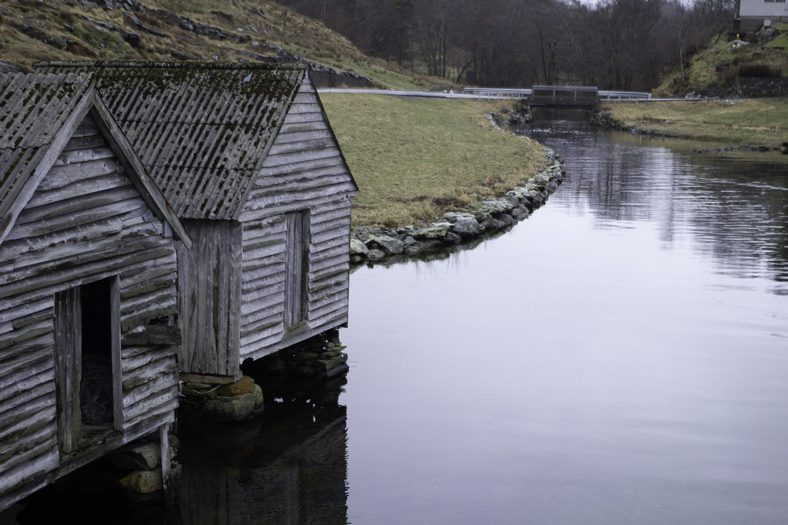 Naust, stein forhøgning ved fjordt, bru over elva