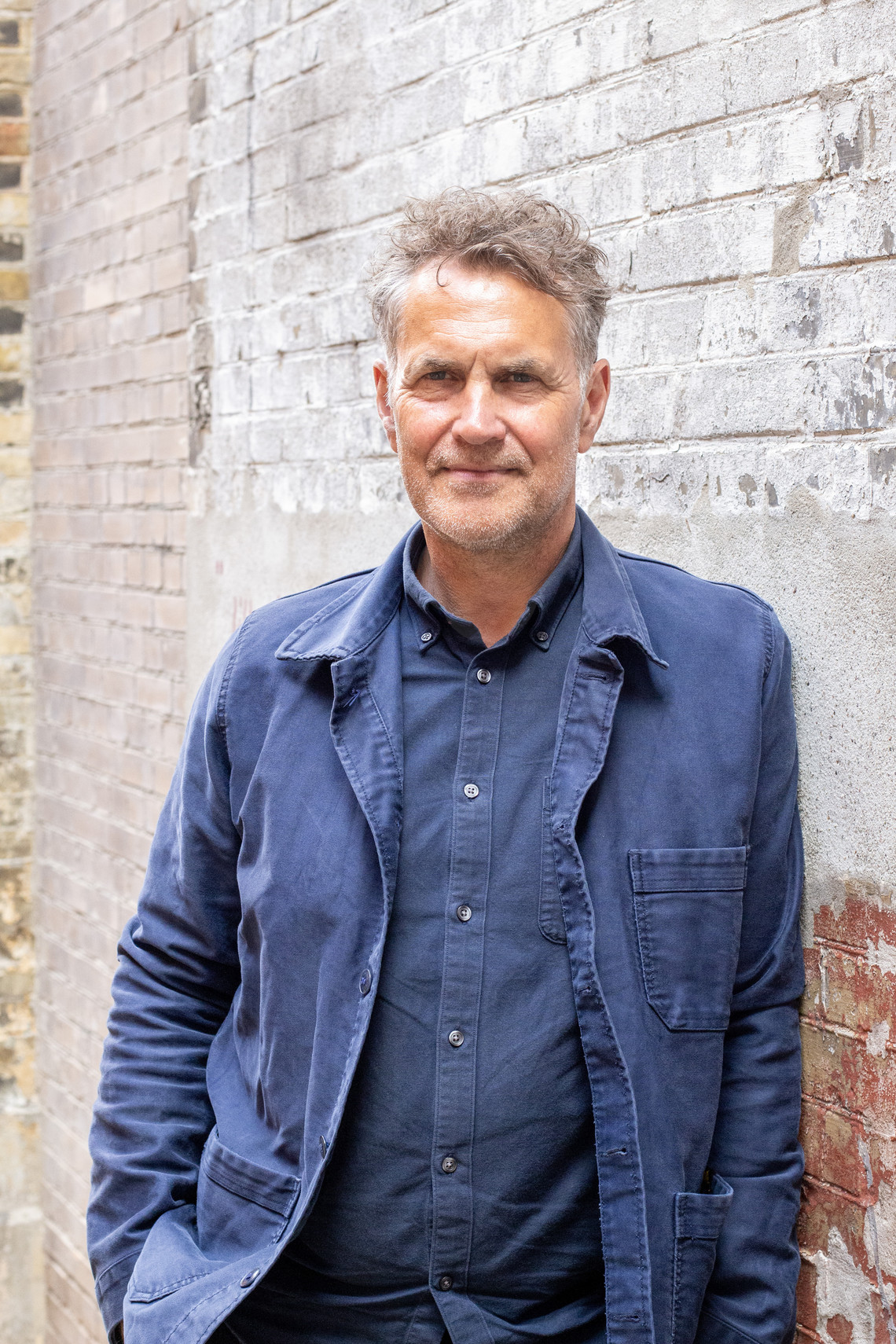 Nicolai de Gier in front of grey wall