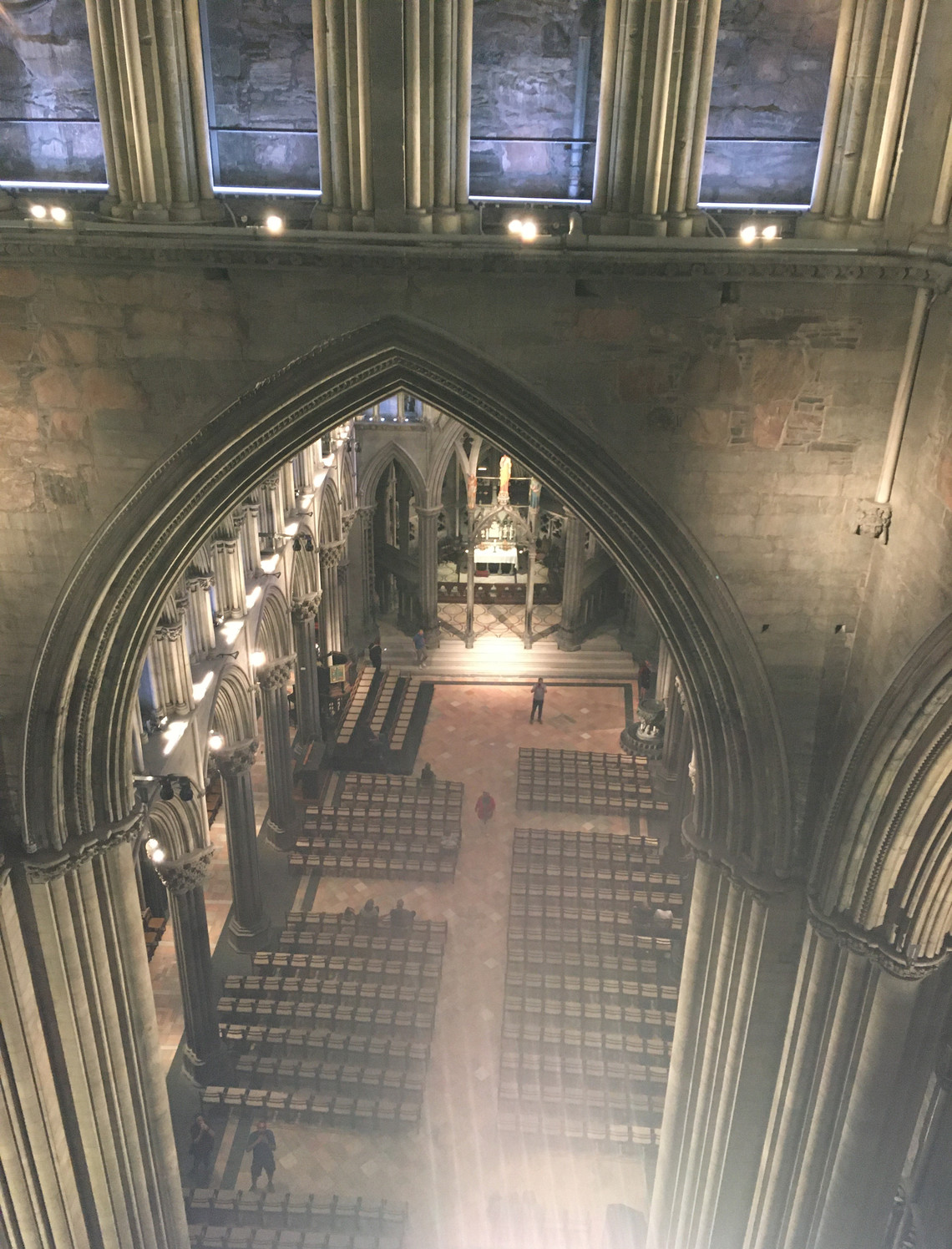 Studiebesøg i Nidaros Domkirke. Undersøgelse af glasmalerierne i højden.