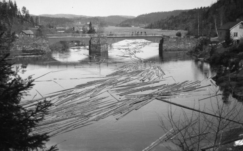 Tømmerfløting ved Fossbrua, 1917 - Digitaltmuseum.no