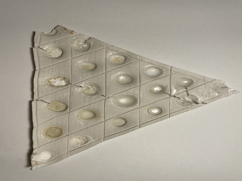 A picture of a triaxal-blend. Three different materials are used to develop a simple, transparent glaze. Tested on porcelain.