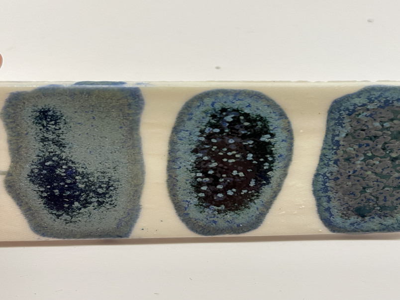 Here is a test-tile for developping glaze. 