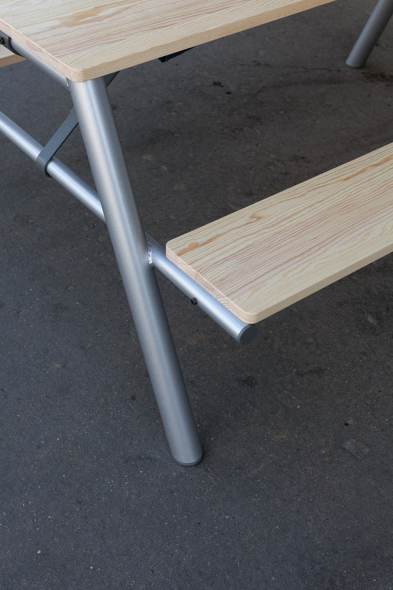 The wooden tops meet the frame very directly on its edge to bring forth the construction