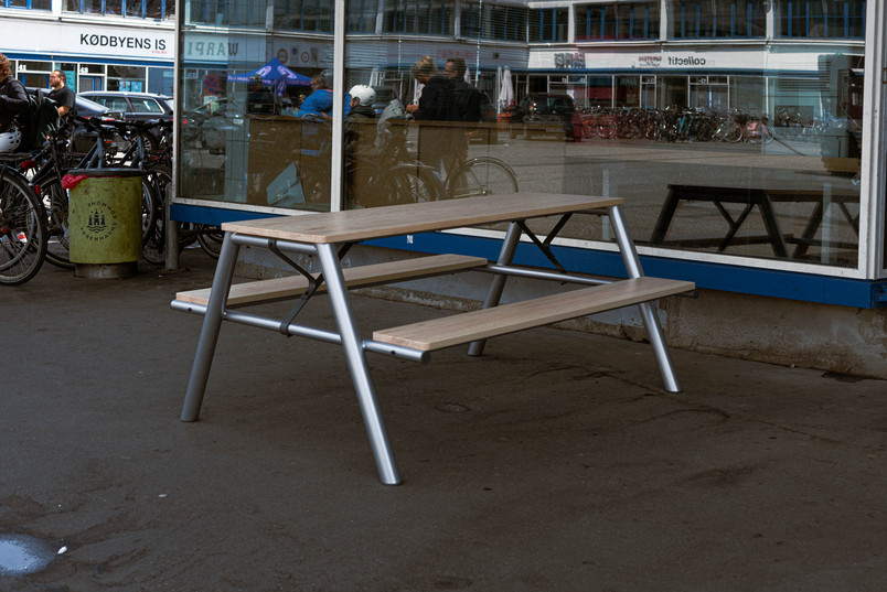 Meet Table standing at Flæsketorvet 93