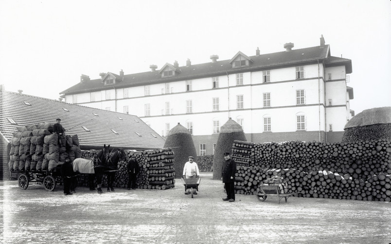 Sundholm’s, 1914. The wooden barn is visible on the left.