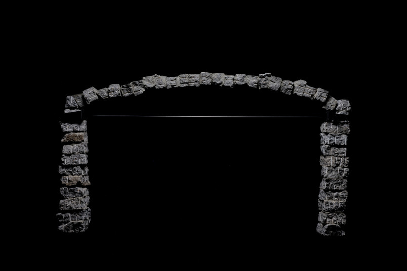 Segmentbue af kløvede betonblokke