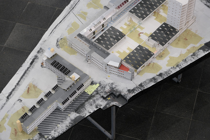 1:100 model