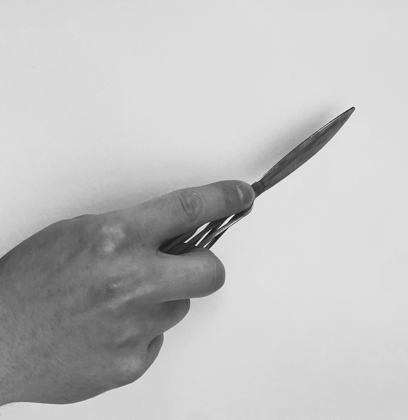 Demonstration of the knife grip