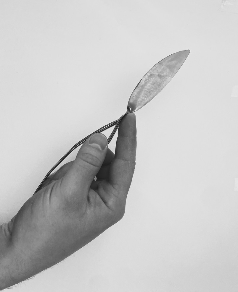 Demonstration of the knife grip