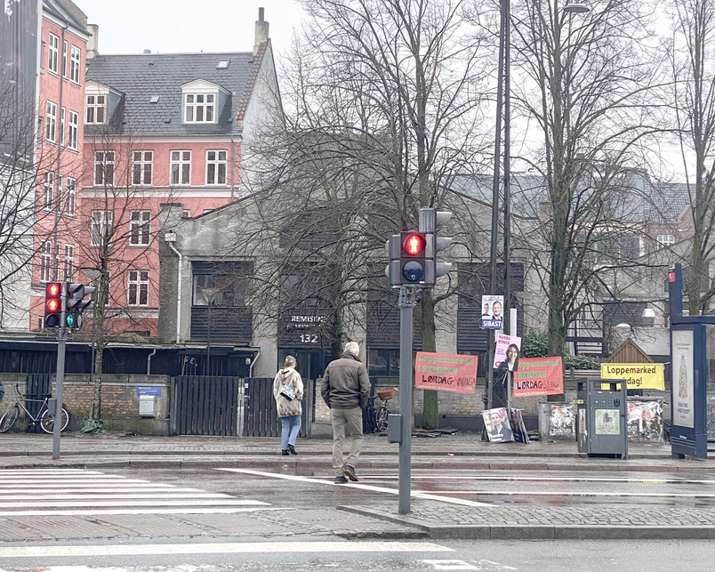Photo of Remisen seen from the metrostop Trianglen across the intersection with traffic lights.