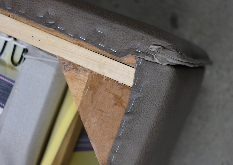 Stapler and glue dependency, the upholstery.