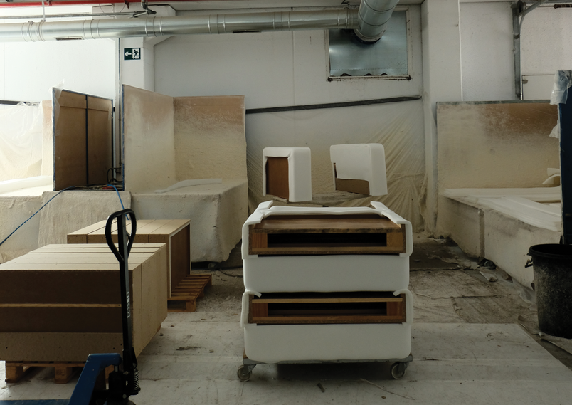 Stapler and glue dependency, glue spraying station.