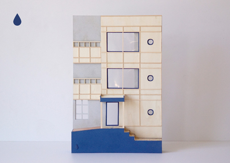 Model of the facade of the school in the courtyard.