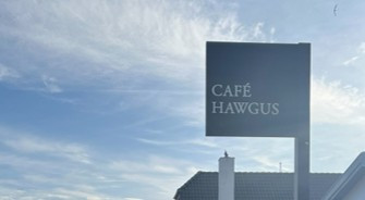Photo of sign with text displaying dialectal features (photographed by Jakobine Jessen 2025)