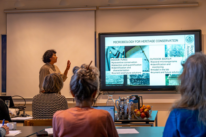 ecturer presents microbiology for heritage conservation to an audience.