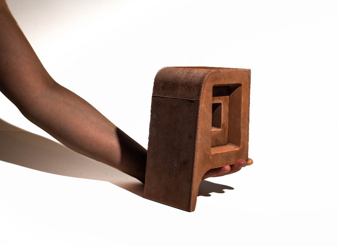 Groove side of the groove and tongue brick joint