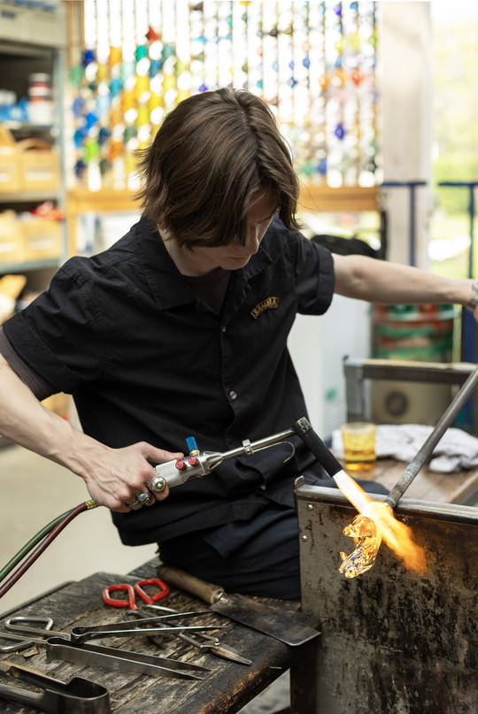 Lartigue Nathan sculpting a glass hand - Glass blowing workshop of the academy
