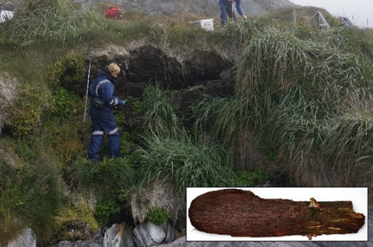 Person på græsbeklædt skråning