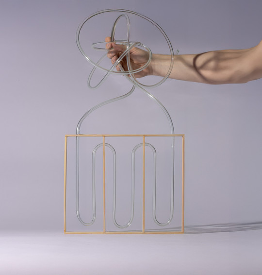 Modellen er designet som en skaleret version til at teste grundlæggende principper som inkubation og tørring af mycelium i et kontrolleret miljø. Den modulære opbygning gør det nemt at afprøve forskellige elementer og sikre, at rørene fungerer til luftcirkulation og varmefordeling.