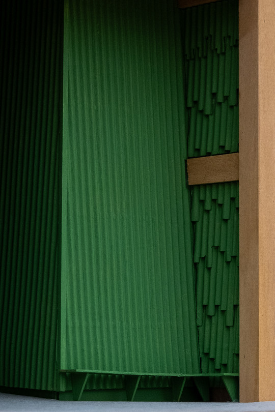 View of the bench at the entrance to the pathway
