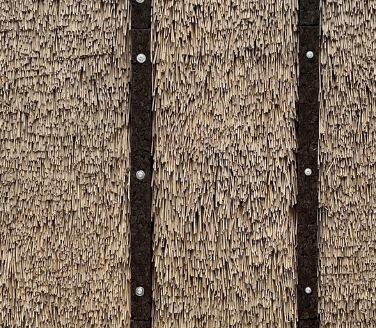 Vertical surface thatched with straw