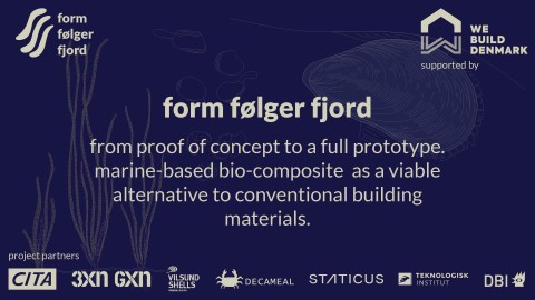 Blå grafik med hvid tekst. Teksten siger form følger fjord og viser en masse logoer i bunden