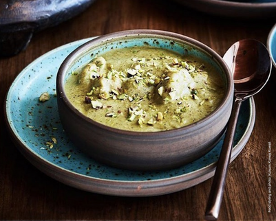 Suppeskål i keramik med grøn suppe