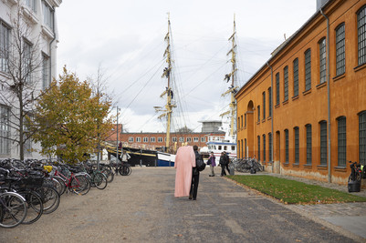 Campus Holmen, skib i baggrunden, orange bygning til højre. 