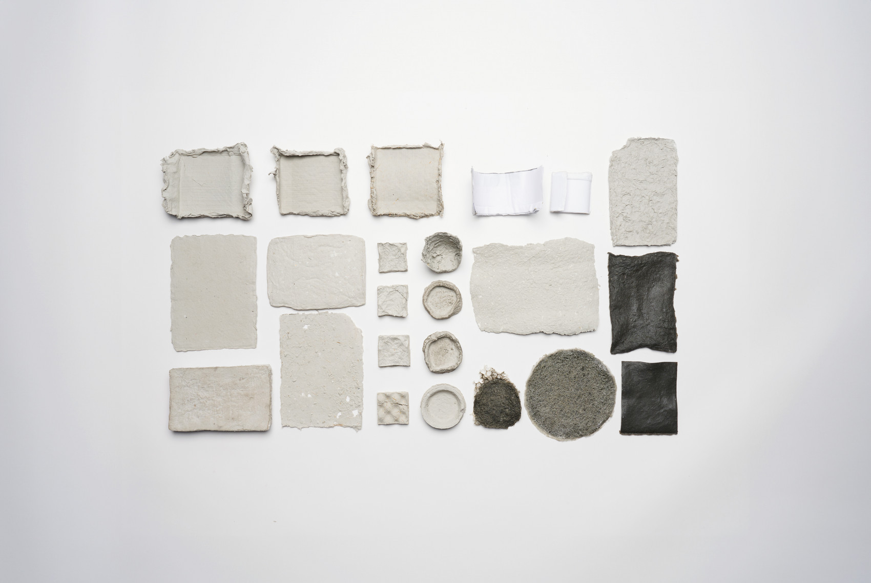 Paper sludge experiments with different materials and moulds