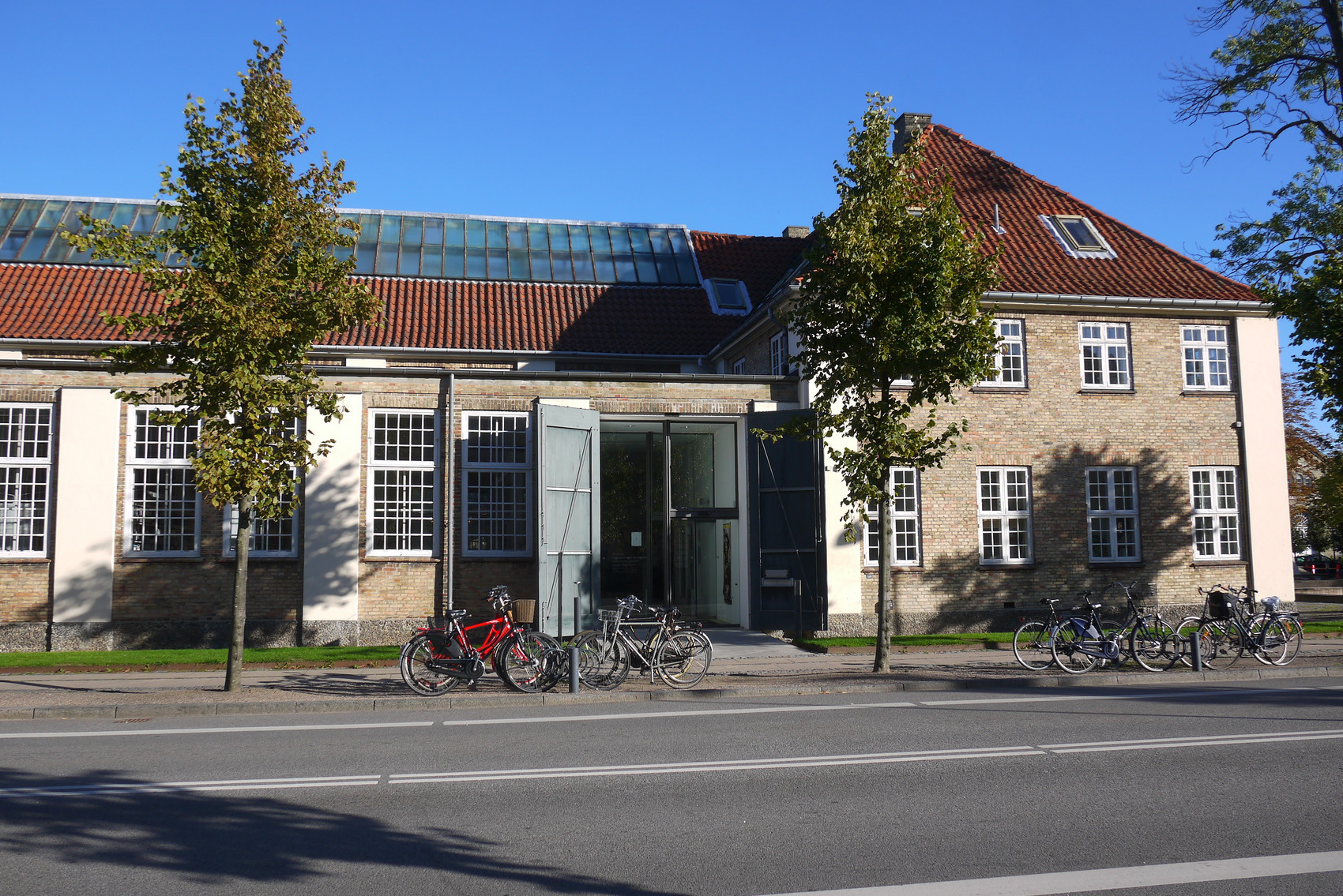 Hovedindgangen til Det Kongelige Akademis bibliotek 