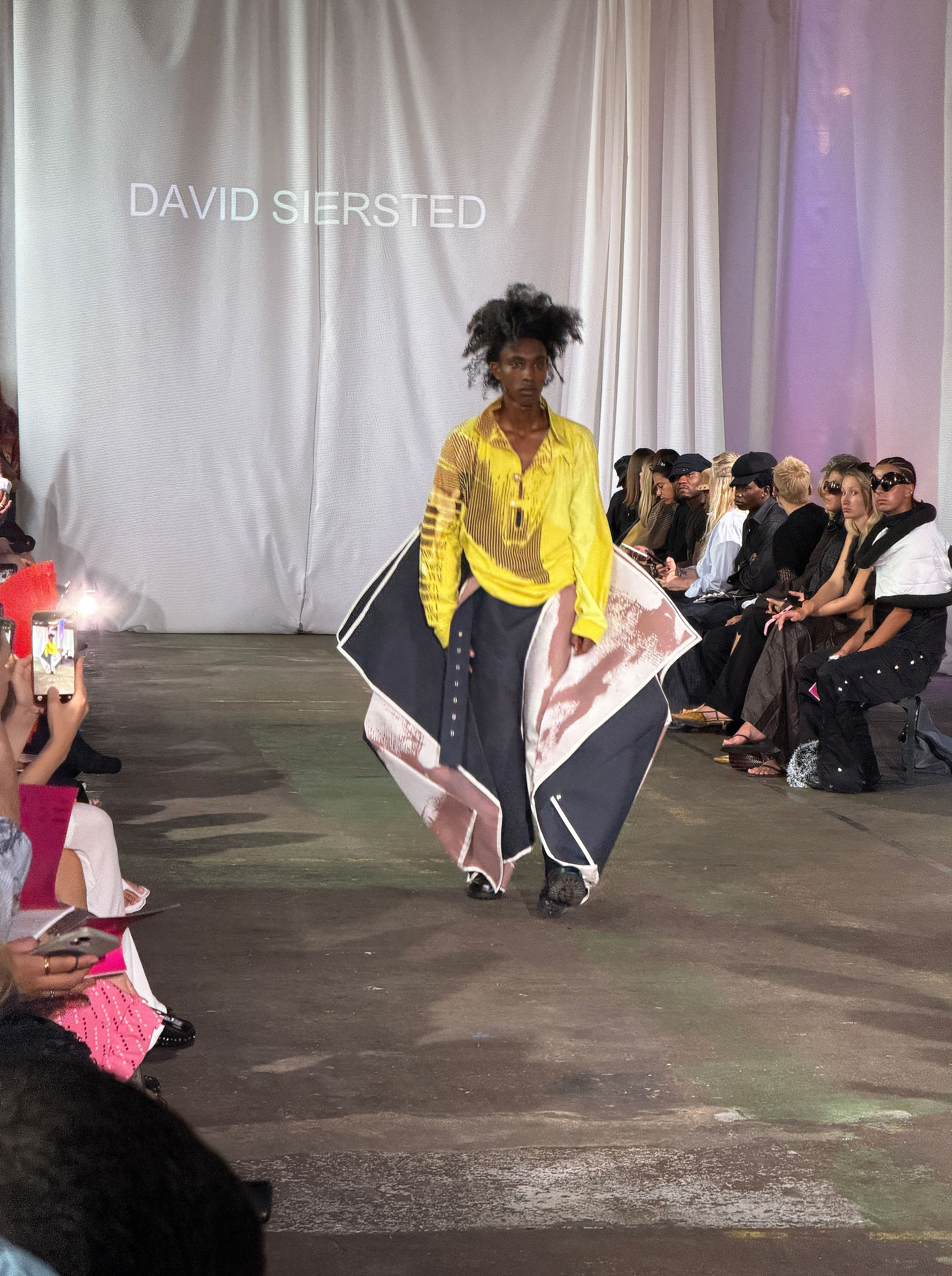 model på catwalk - brede grå og lyserøde bukser, gul skjorte